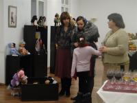 Посетители на выставке кукол
